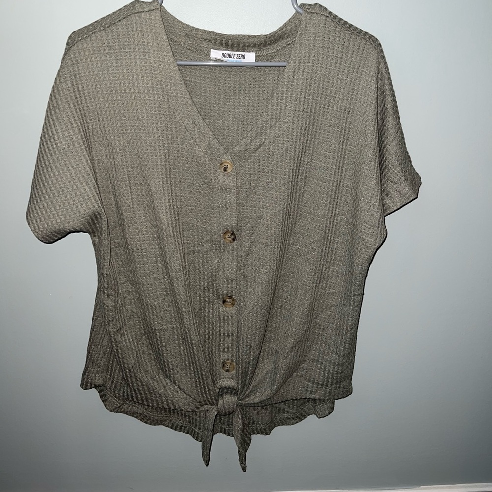 Women’s button up short sleeve. V-neck. Front tie.